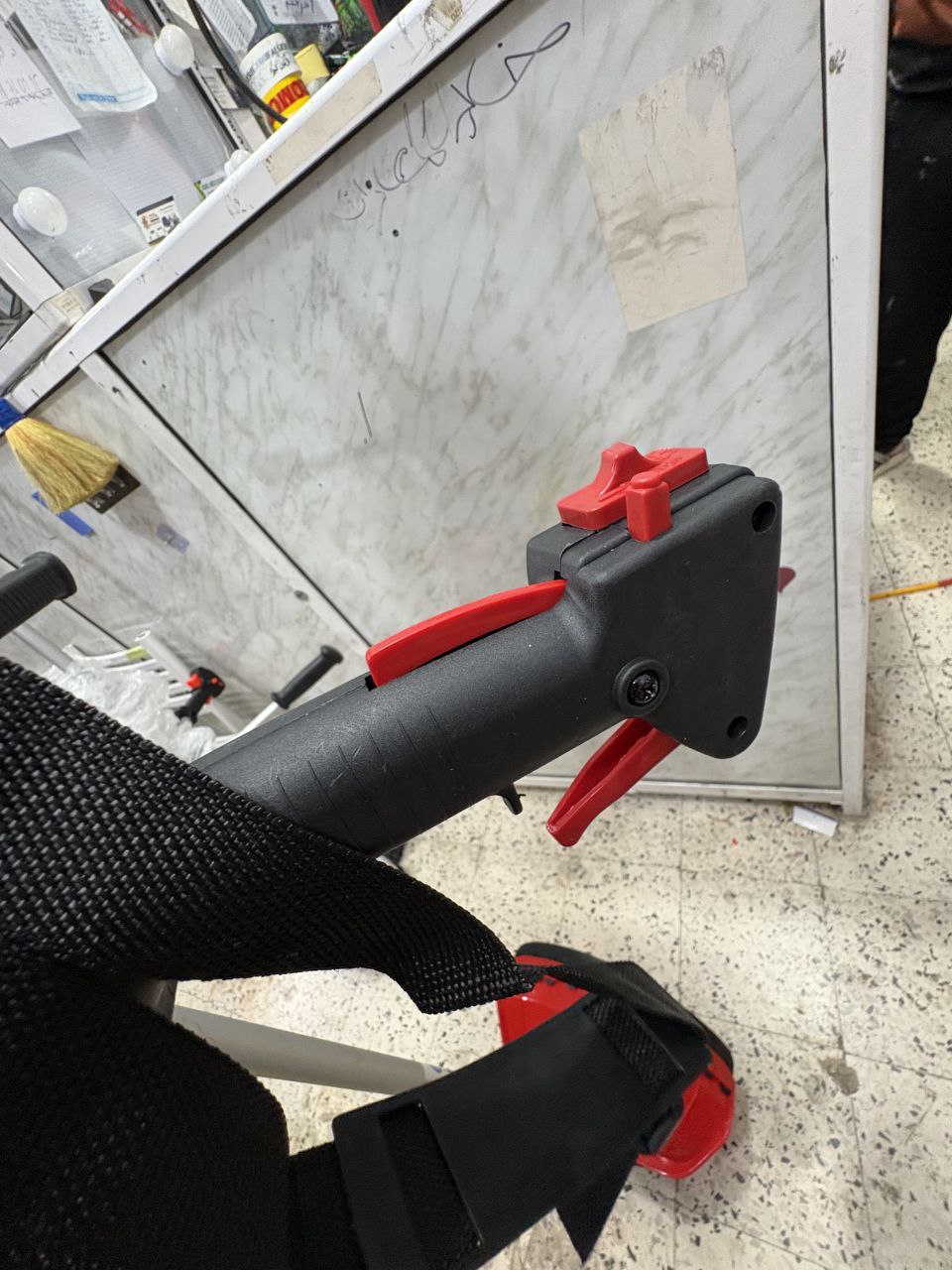 Debrossailleuse toscl 45cc 2 stroke avec paletteمجهز بصفيحة لجرف الأعشاب على جنب أثناء العمل – Image 3