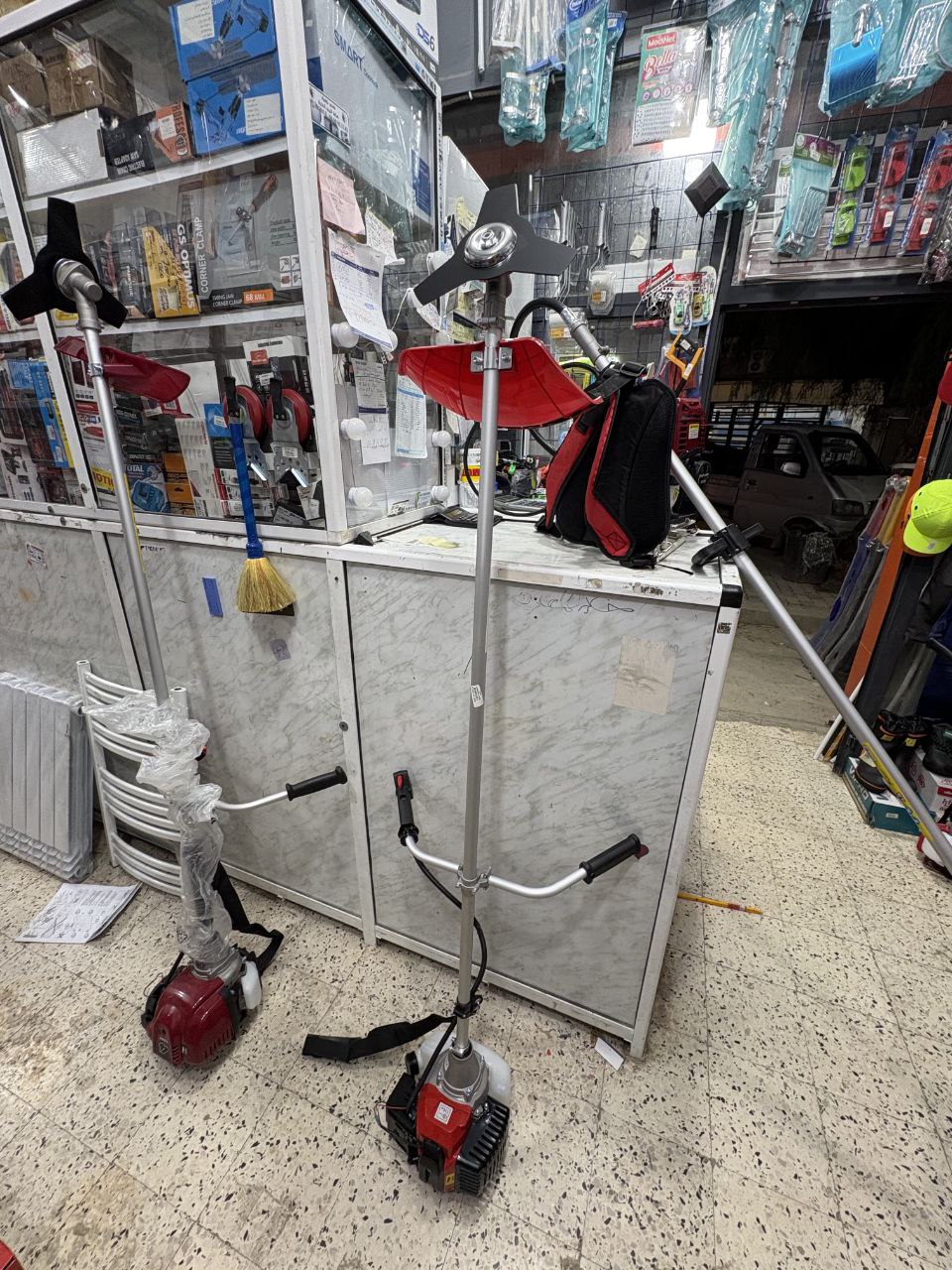 Debrossailleuse toscl 45cc 2 stroke avec paletteمجهز بصفيحة لجرف الأعشاب على جنب أثناء العمل – Image 2