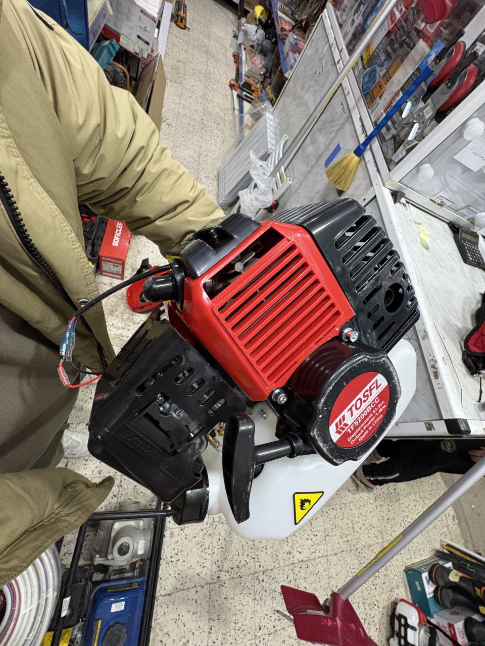 Debrossailleuse toscl 45cc 2 stroke avec paletteمجهز بصفيحة لجرف الأعشاب على جنب أثناء العمل – Image 4